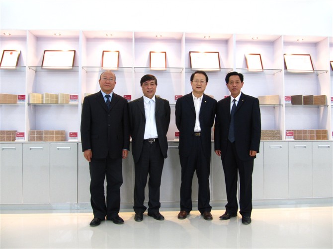 天意公司董事長(zhǎng)與國(guó)家科技部高新司司長(zhǎng)耿站修國(guó)家建筑行業(yè)生產(chǎn)力促進(jìn)中心顧惠元主任在公司展廳合影