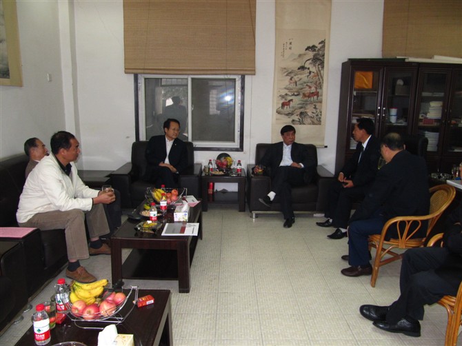 國家科技部高新司司長耿站修國家建筑行業(yè)生產力促進中心顧惠元主任等領導在辦公室探討發(fā)展情況