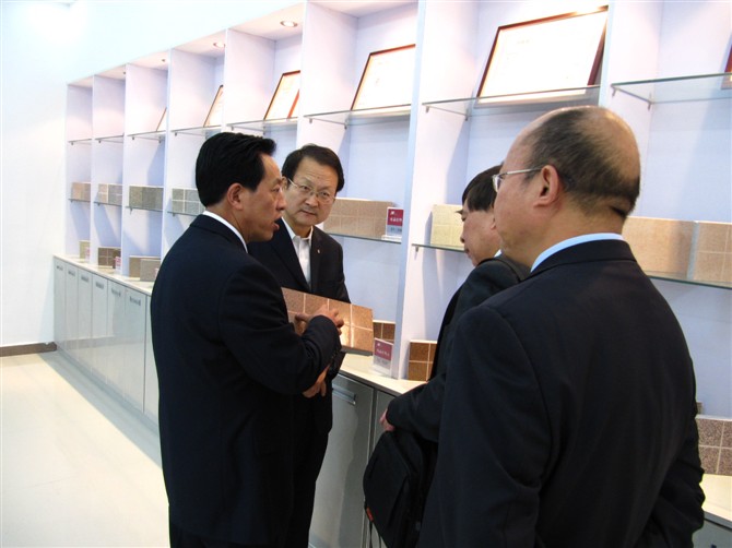 天意公司董事長與國家科技部高新司司長耿站修國家建筑行業(yè)生產力促進中心顧惠元主任在講解新產品