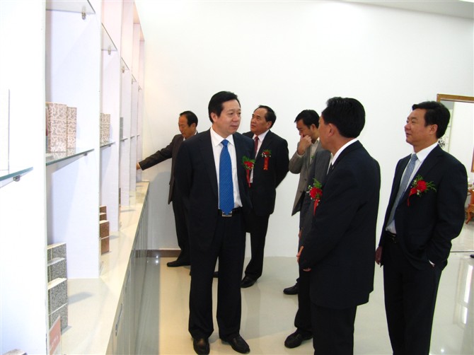 信陽(yáng)市市委書記郭瑞民與天意集團(tuán)公司董事長(zhǎng)一起在展廳參觀指導(dǎo)
