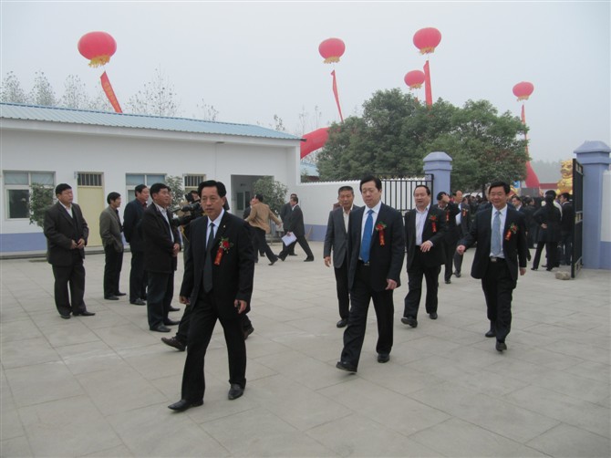 信陽(yáng)市市委書記郭瑞民一行與天意集團(tuán)董事長(zhǎng)一起在來(lái)到天意集團(tuán)信陽(yáng)二分廠展廳參觀指導(dǎo)